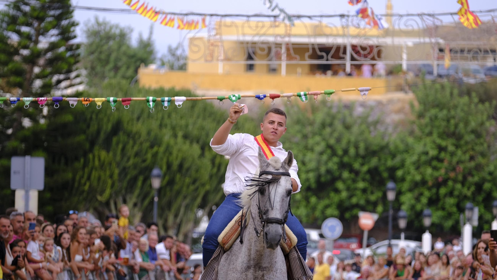 La popular carrera de cintas a caballo de las Fiestas de Mojácar, en imágenes