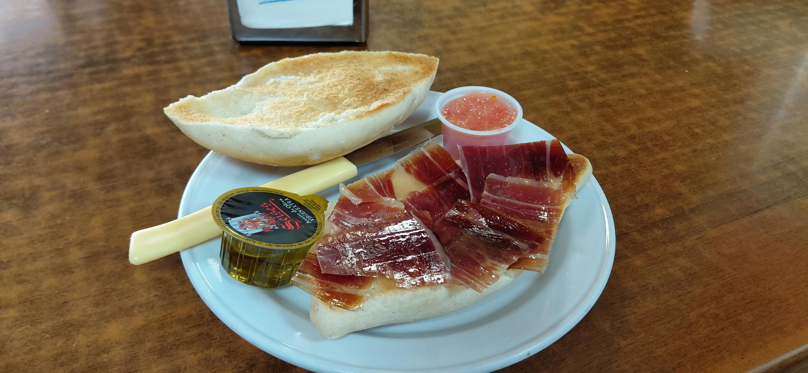 El bar Hermanos Costaleros recibe la pegatina de 'Er Tostaíta' por una de las mejores tostadas de jamón de Sevilla