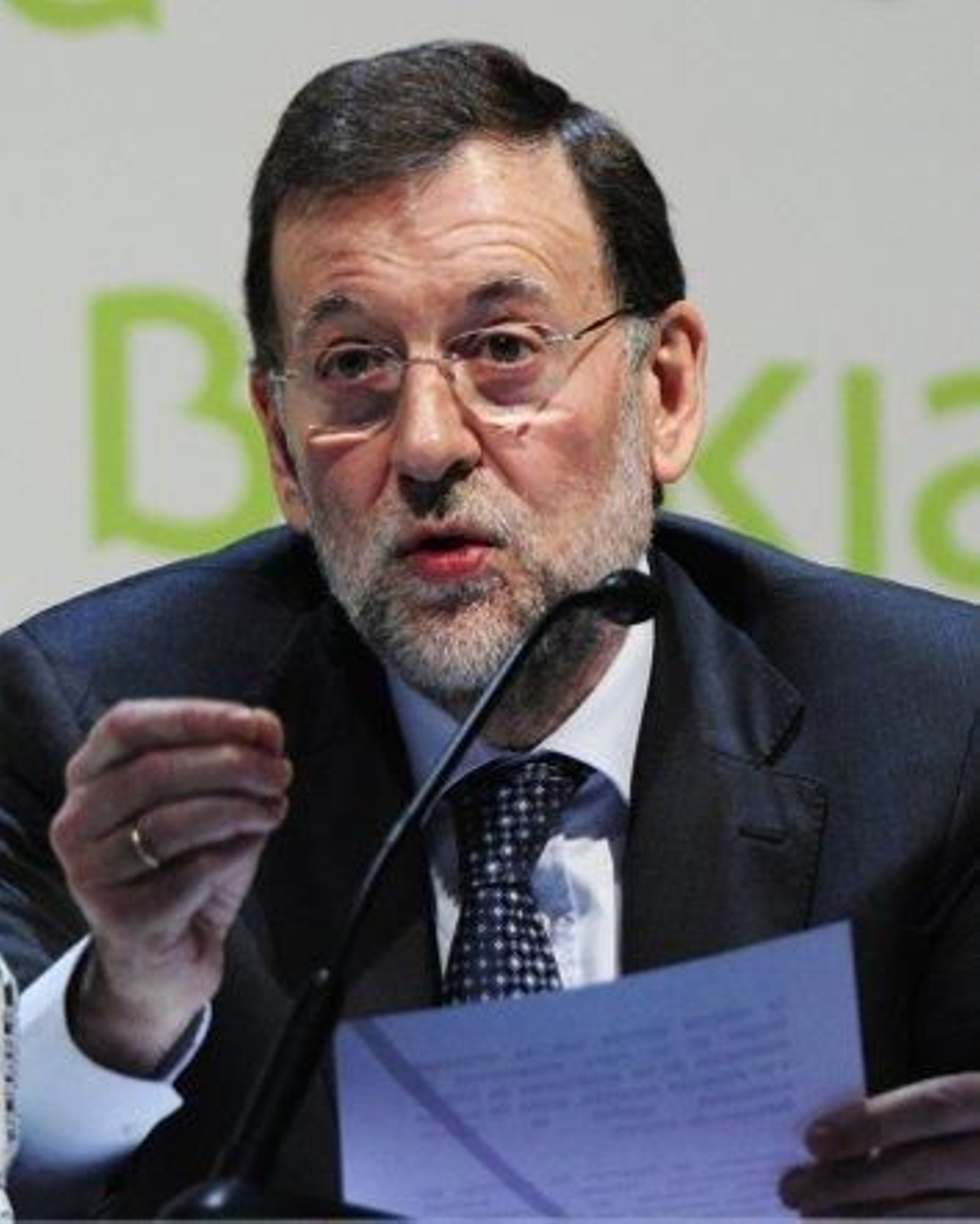 Rajoy pide a los bancos que dejen fluir el crédito