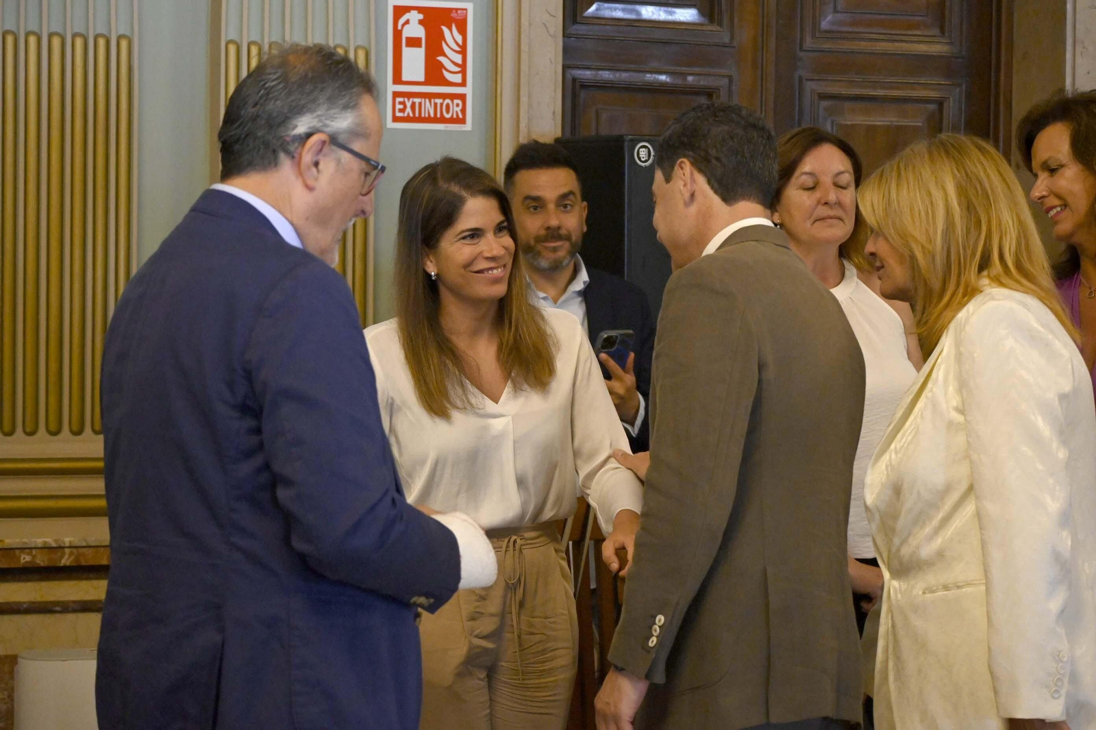 Visita de Juanma Moreno al Ayuntamiento de Huelva, en Imágenes