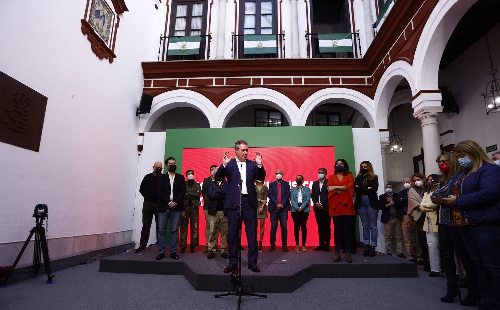 Espadas comparece junto a la nueva Ejecutiva.