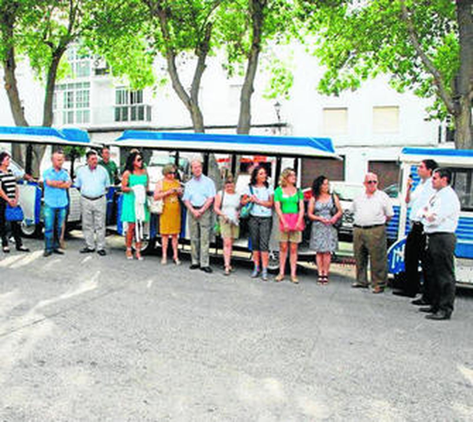Los representantes municipales acudieron a la presentación del tren.