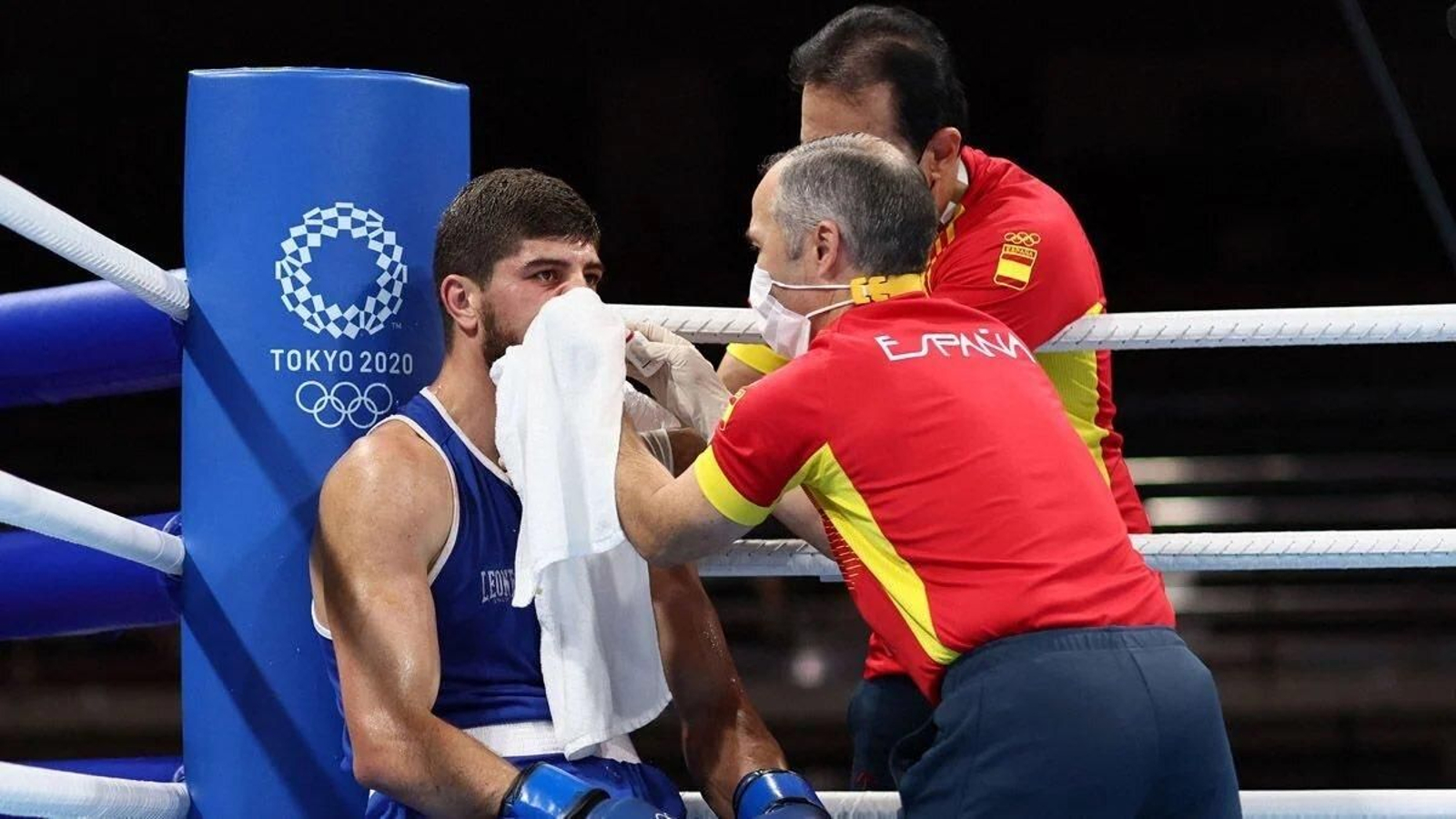 El púgil español Jalidov es atentido por los médicos.