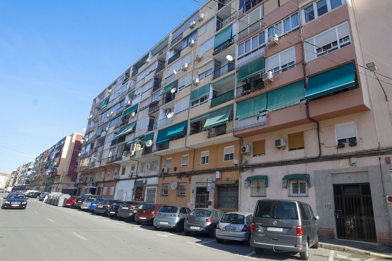 El edificio de Alicante en el que un hombre murió en un balcón al recibir un disparo desde la calle.