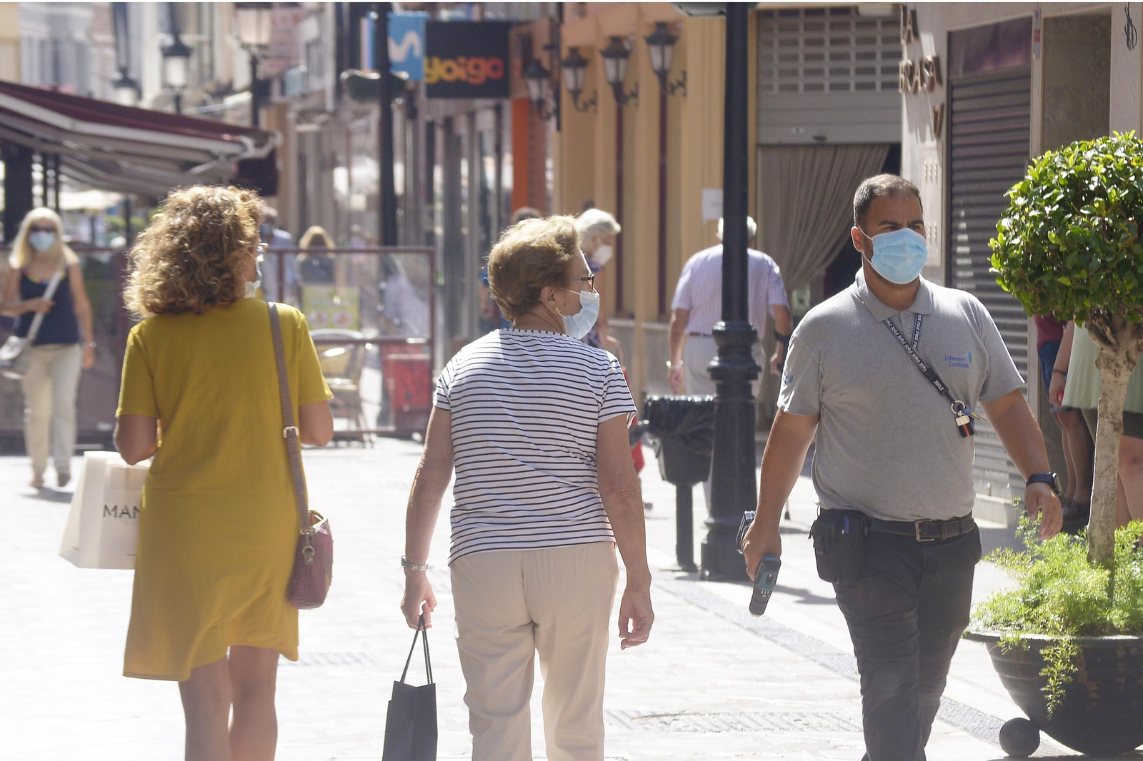 Viandantes en La Línea.
