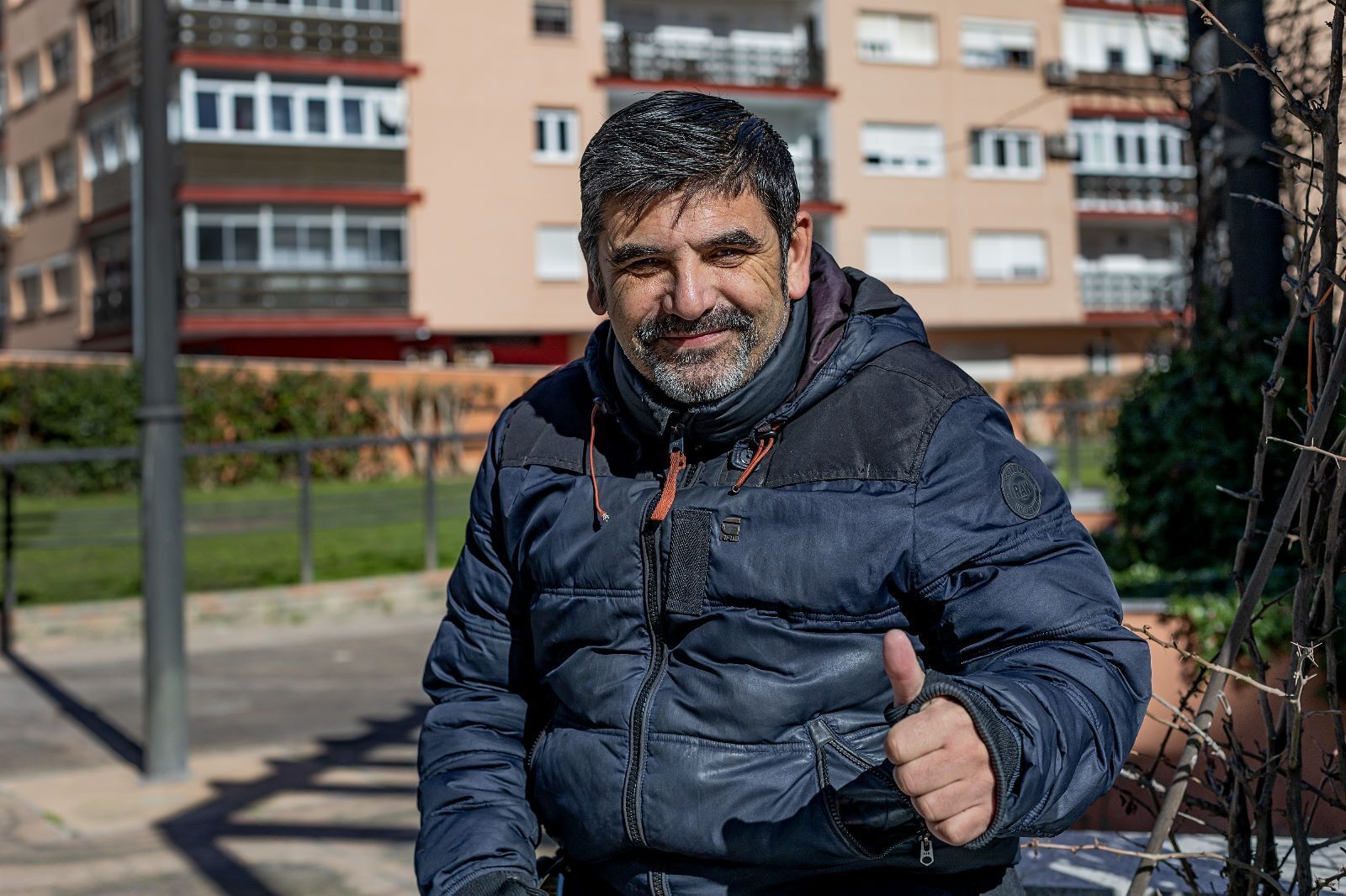 Miguel Choza posa para la entrevista en la plaza de la Habana.