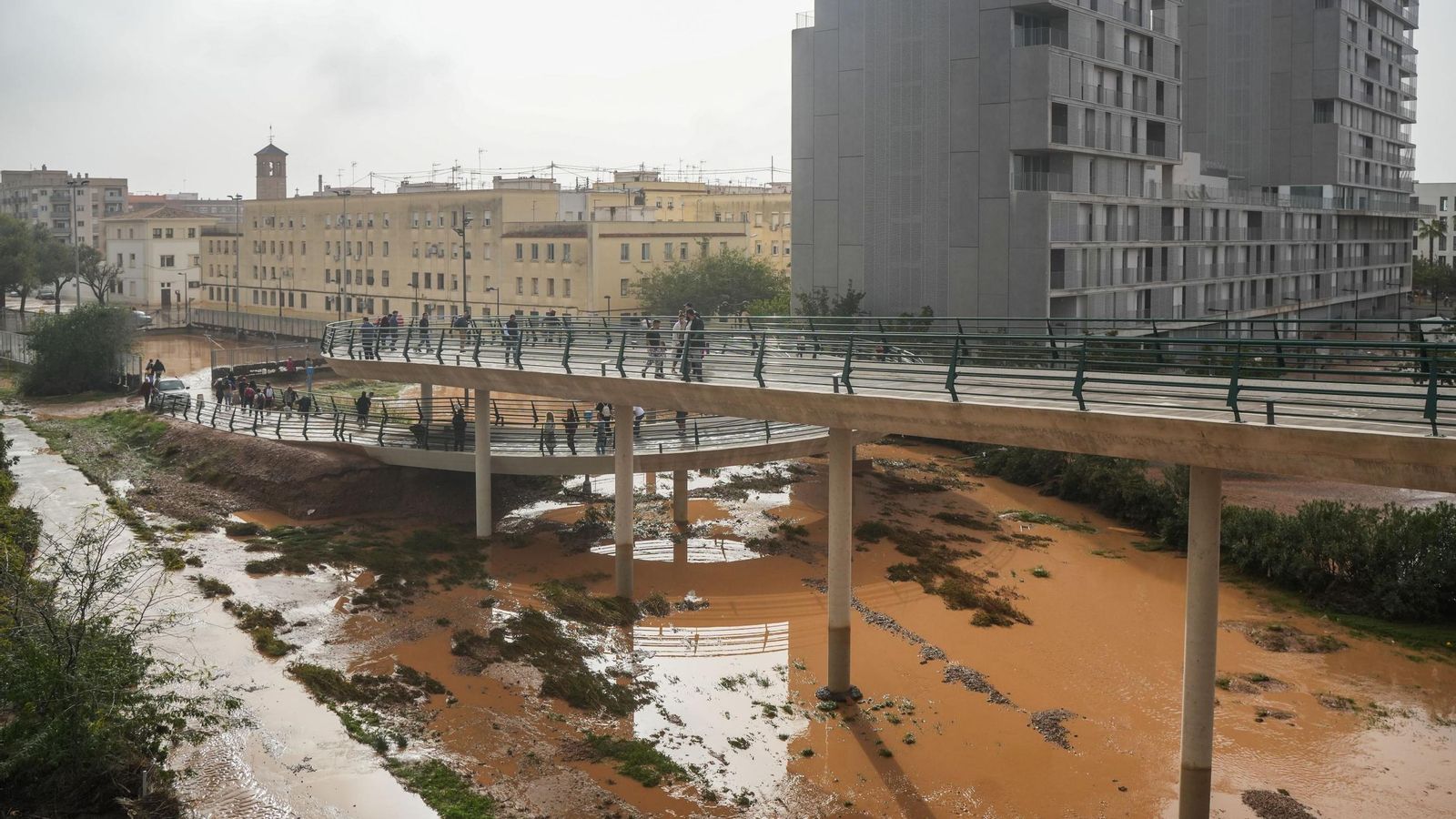 Así han quedado las calles de Valencia: desolación, barro y coches amontonados