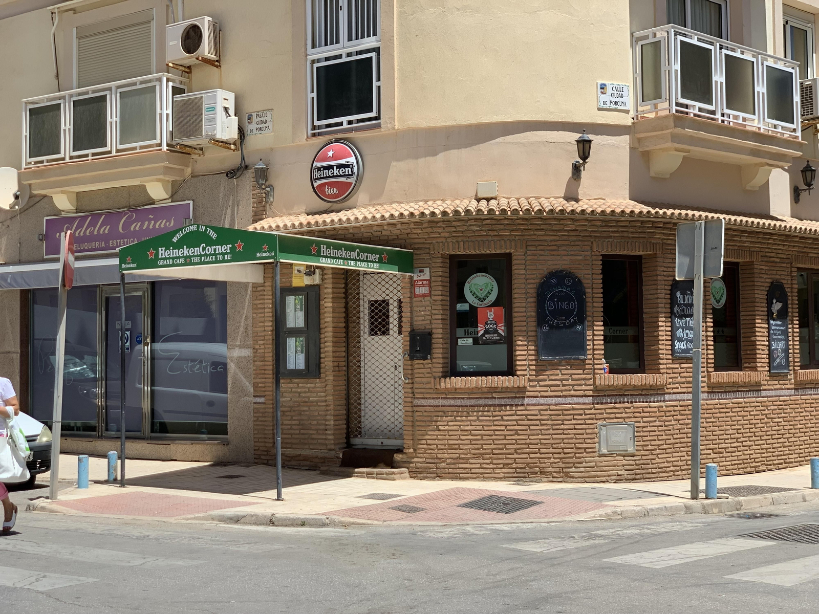 Fachada del establecimiento a cuyas puertas se produjo el supuesto asesinato.