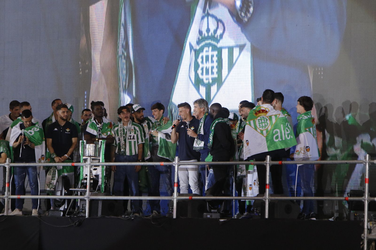 Pellegrini junto a Joaquín, en el momento que anuncia su renovación.