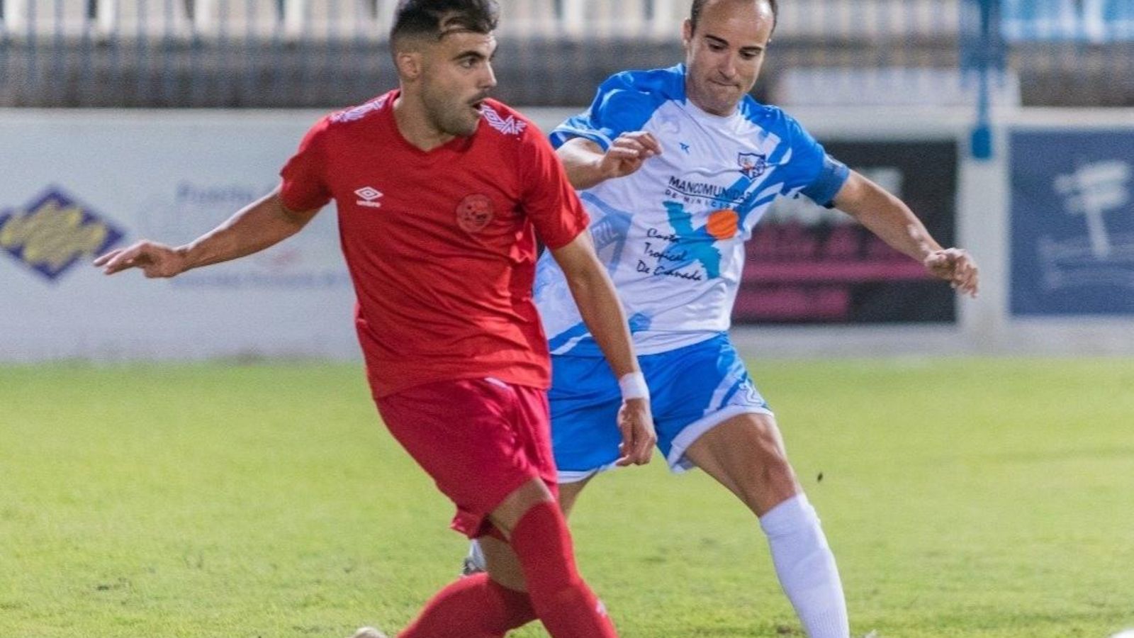 Dani Cara y Linares durante el partido.