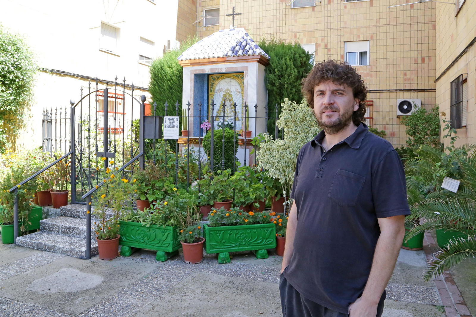Juan Miguel del Castillo, junto a un monumento en la plaza de Ronda de La Granja.