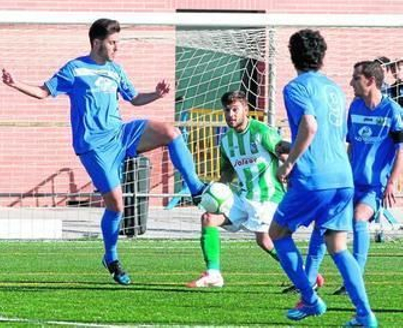 El Mazagón (en la foto ante el Sanluqueño) perdió un encuentro clave ante un rival directo para evitar el descenso.