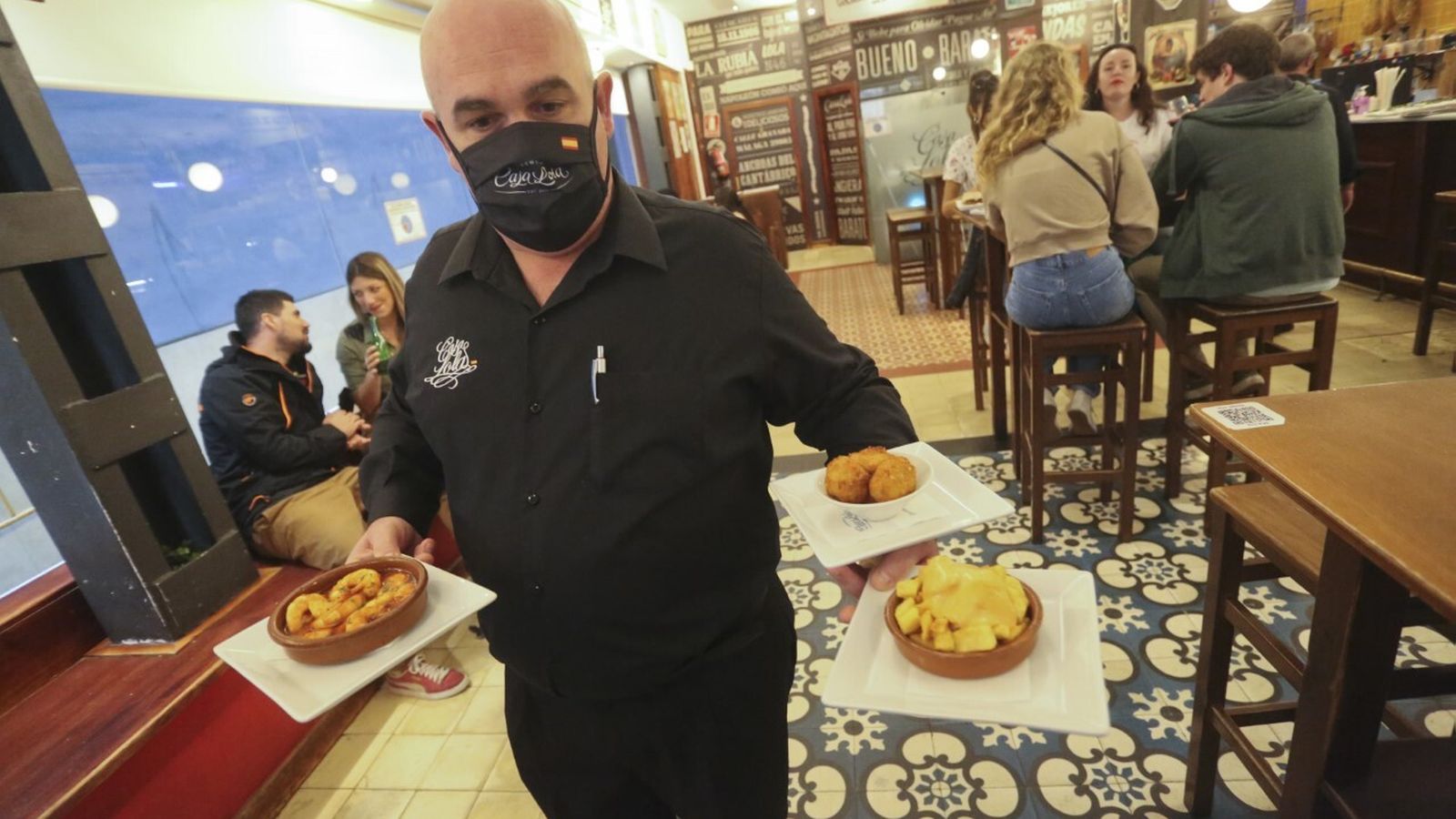 Un camarero en un restaurante en Málaga capital.