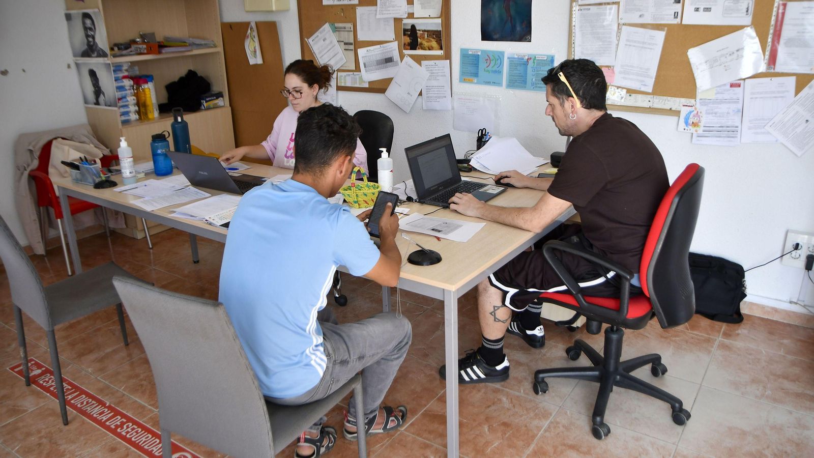 Se ayuda a los residentes de asentamientos con diferentes trámites administrativos, sanitarios, etc.