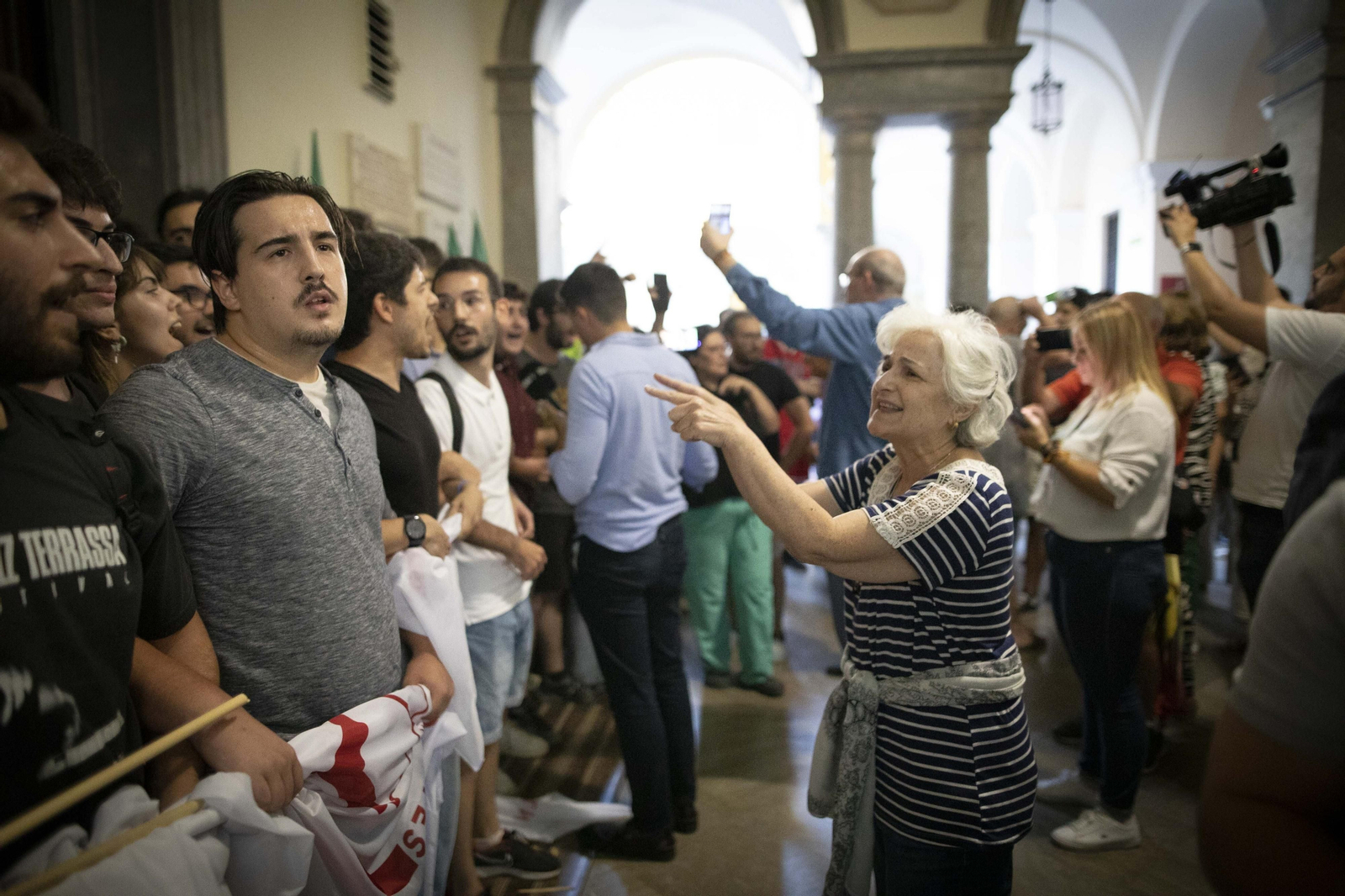 Altercados en la conferencia de Macarena Olona en Granada