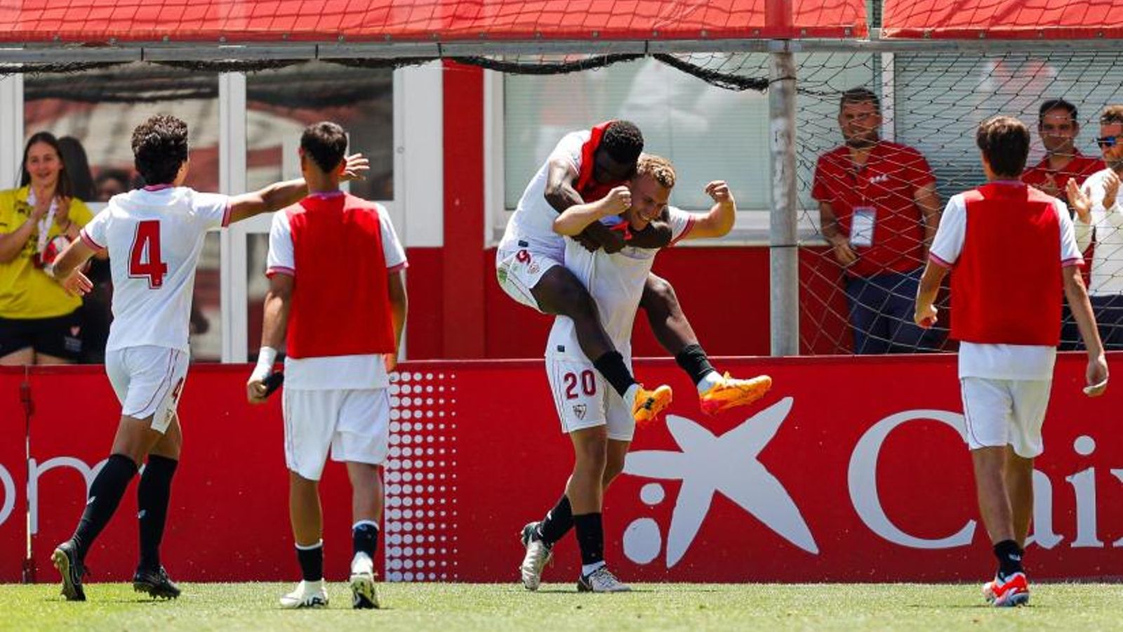 Ibra se sube a lomos de Iker Villar tras el 2-0 en la prórroga.