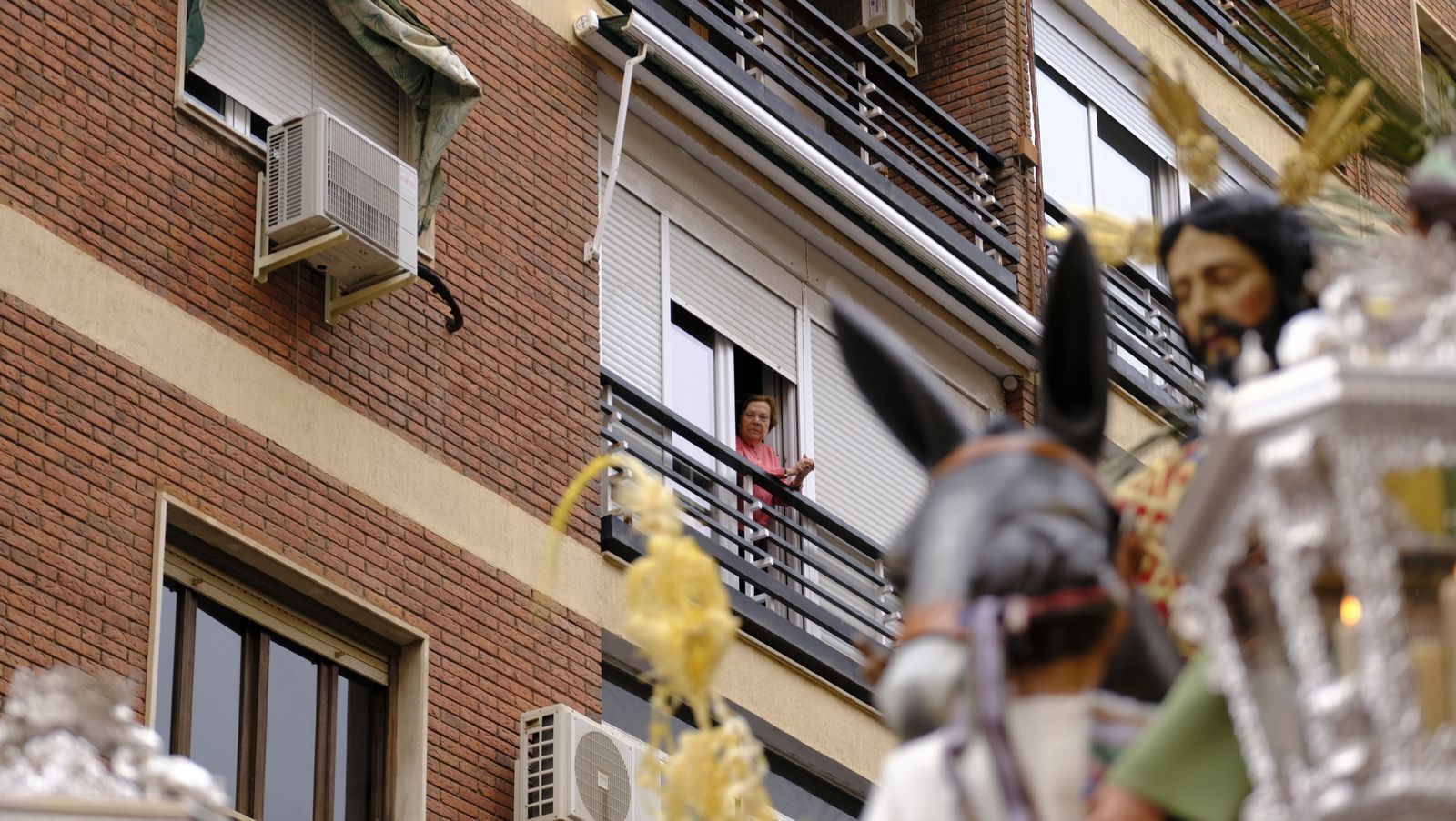 La Borriquita procesiona por las calles de Almería, en imágenes