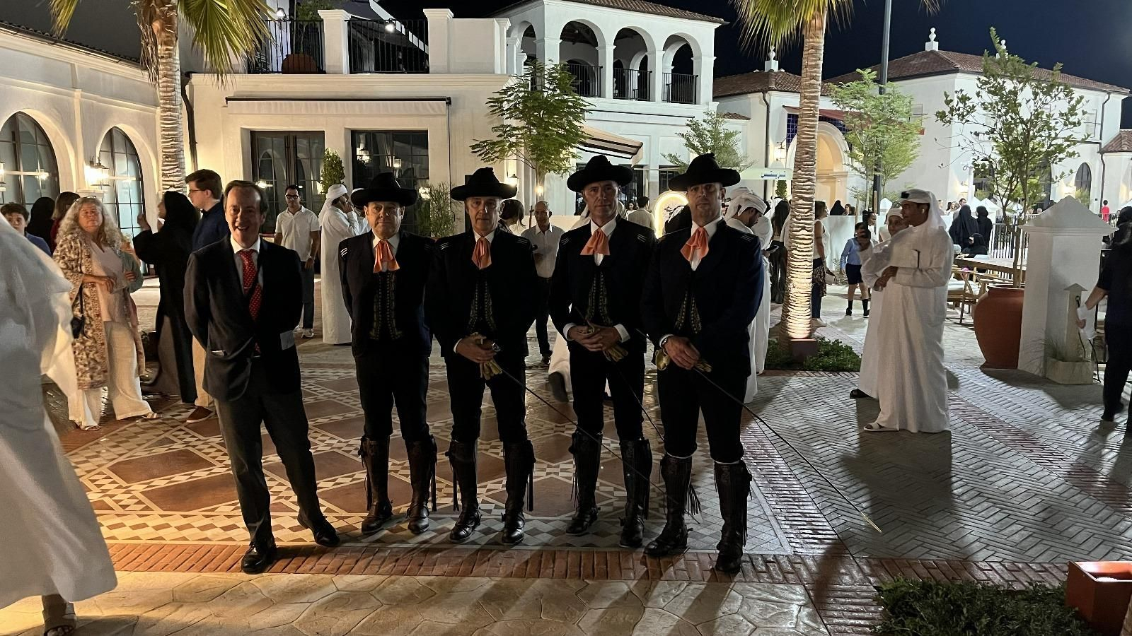 Miembros de la Real Escuela de Arte Ecuestre en Abu Dabi