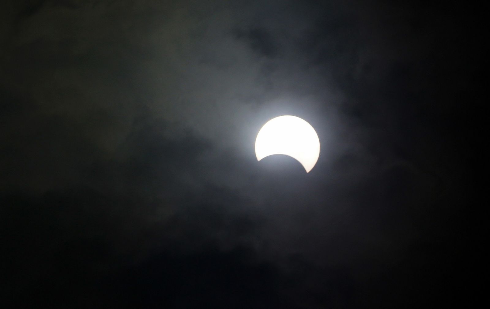 Las imágenes del último eclipse solar de la década