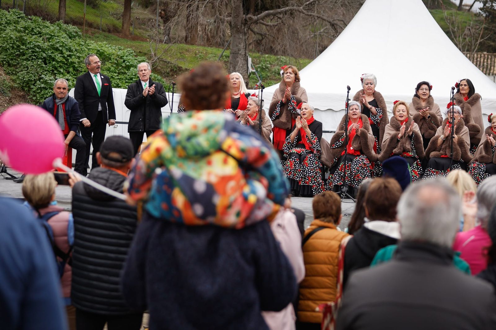 El Grupo Municipal de Bailes Regionales, la Asociación Juvenil Cultural El Jaleo y el Coro El Duende eran los encargados de animar a los presentes