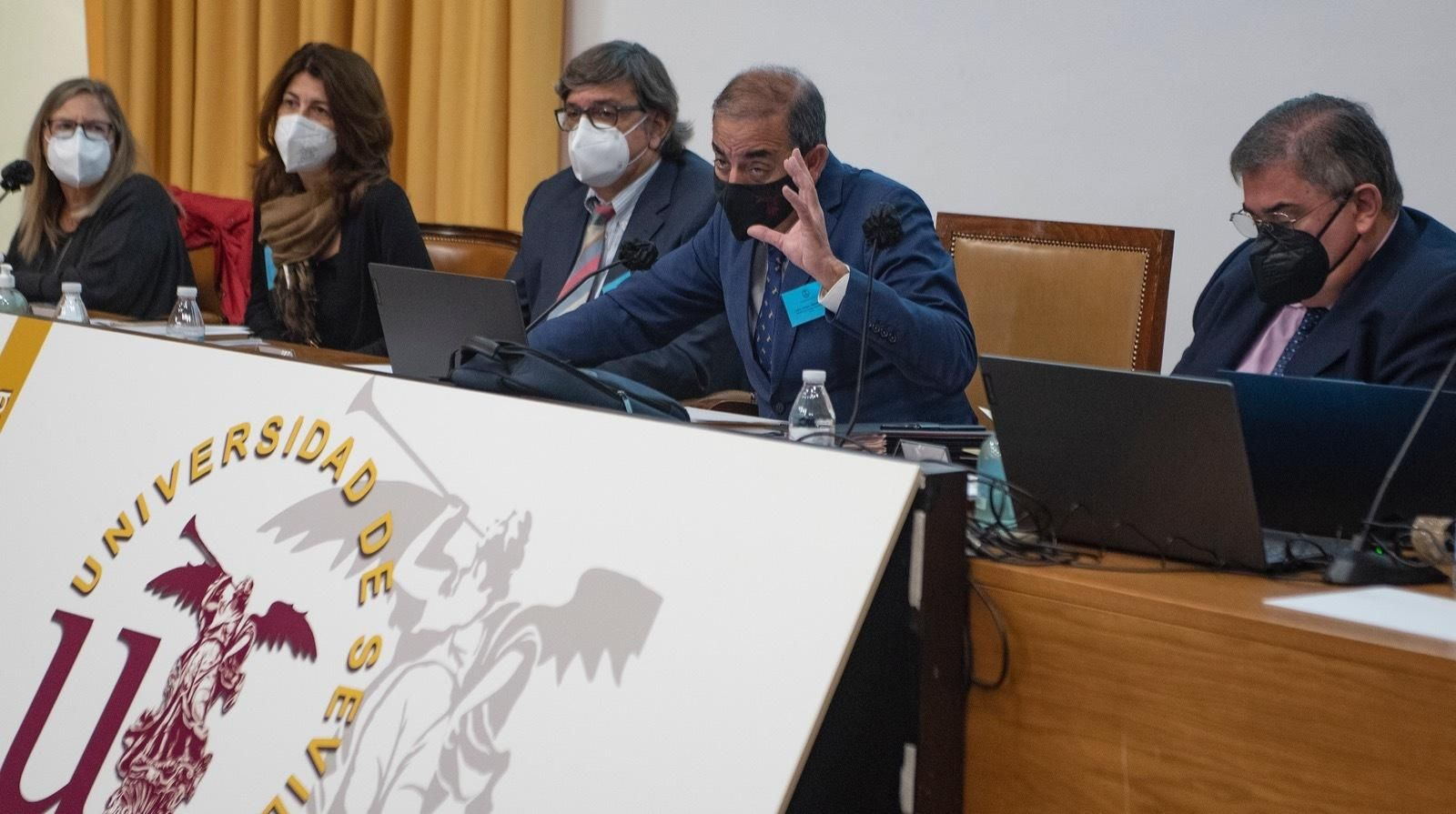 El rector, Miguel Ángel Castro, ha presidido la sesión claustral de este jueves.