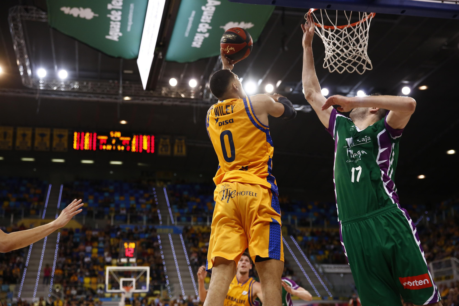 Shermadini intenta taponar a Wiley.