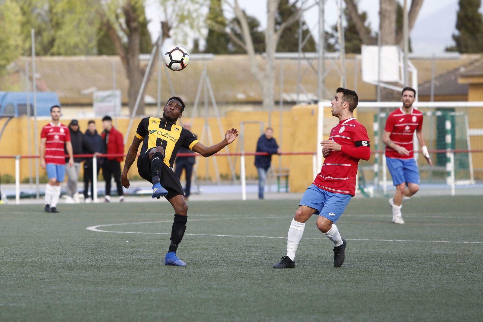 El Cúllar Vega se mete en problemas al caer en casa.