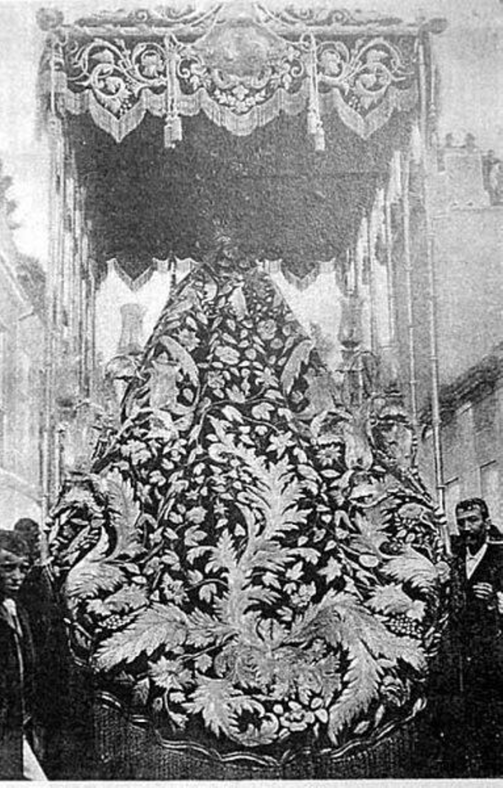 Manto de Eloísa Rivera bajo el antiguo palio negro.