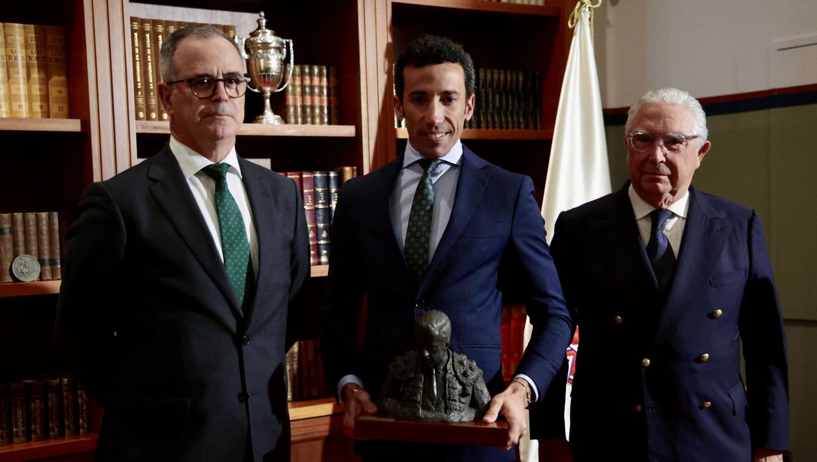 Miranda, junto al teniente general jefe de la Fuerza Terrestre -que le entregó el trofeo- y Enrique Moreno de la Cova, presidente del Aero.