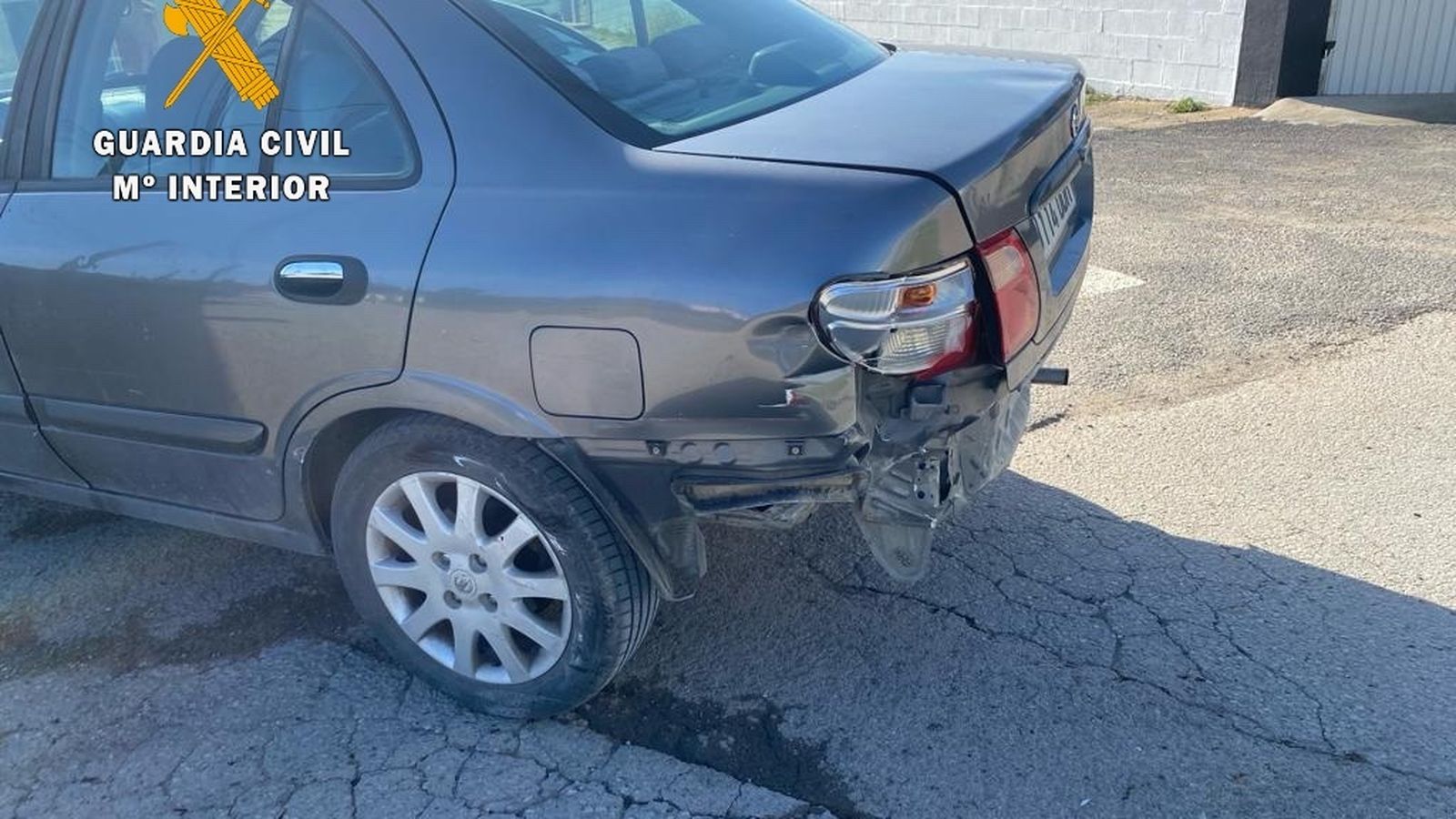 Estado en el que quedó el vehículo del detenido tras colisionar intencionadamente con el patrulla de la Guardia Civil.