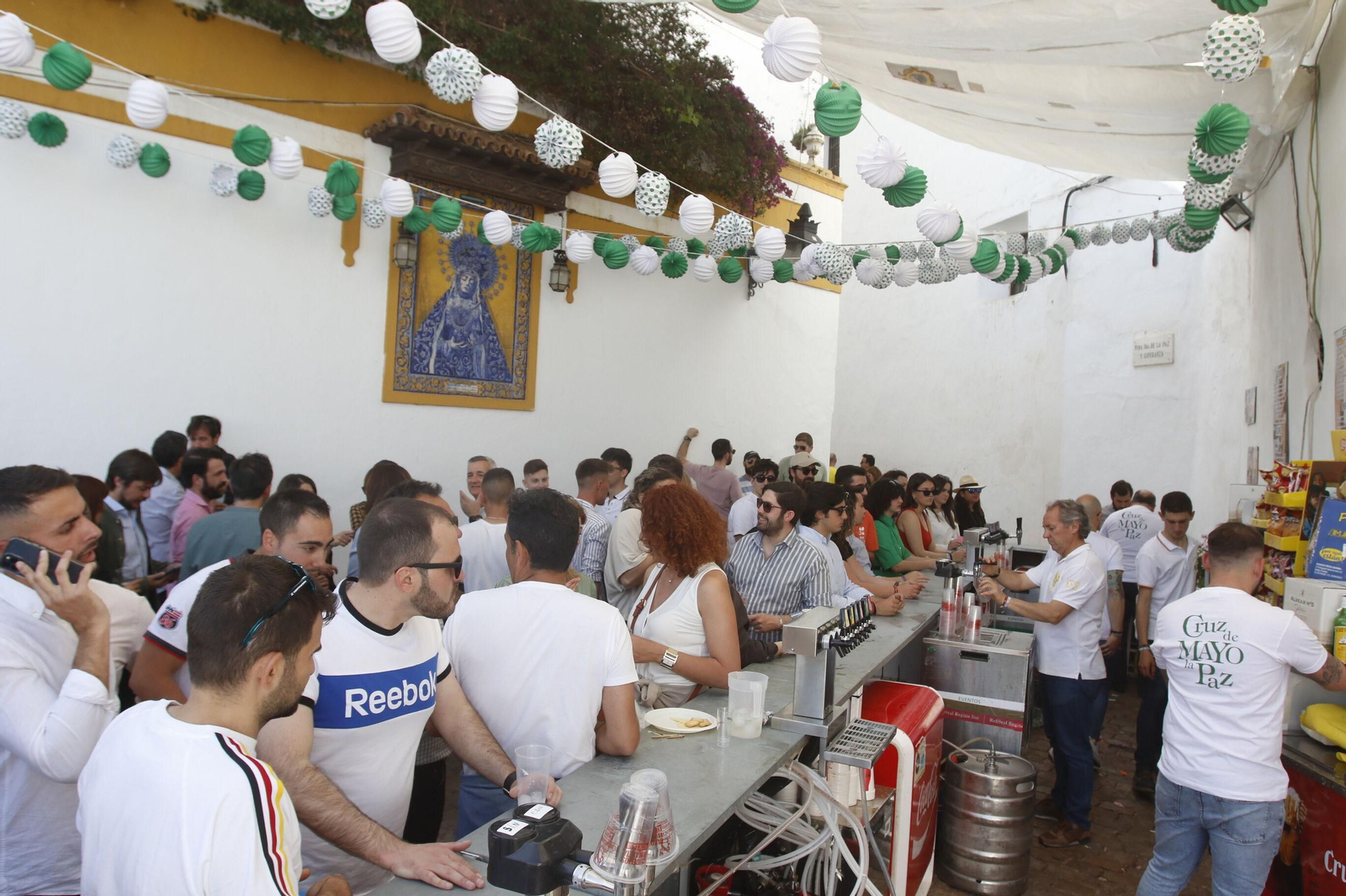 Varias personas en la barra de una Cruz de Mayo en Córdoba.