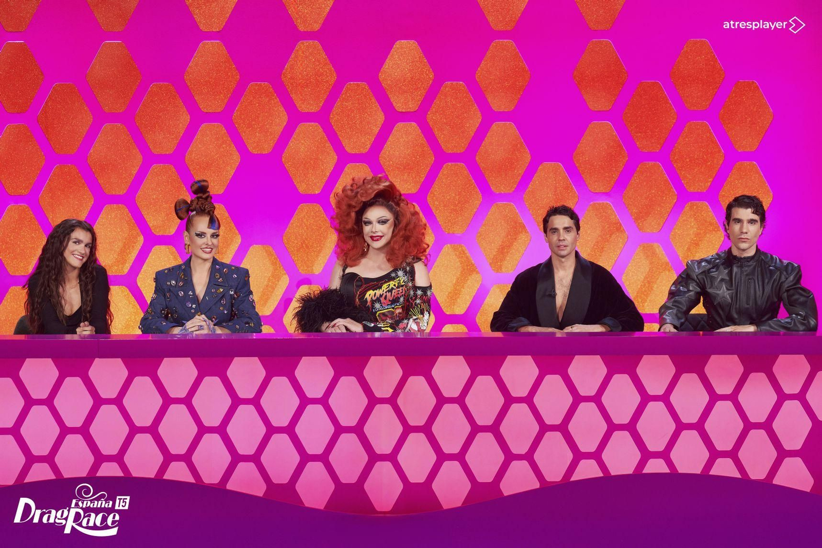 El jurado del primer programa de 'Drag Race España 5' y en el centro la presentadora, Supremme de Luxe