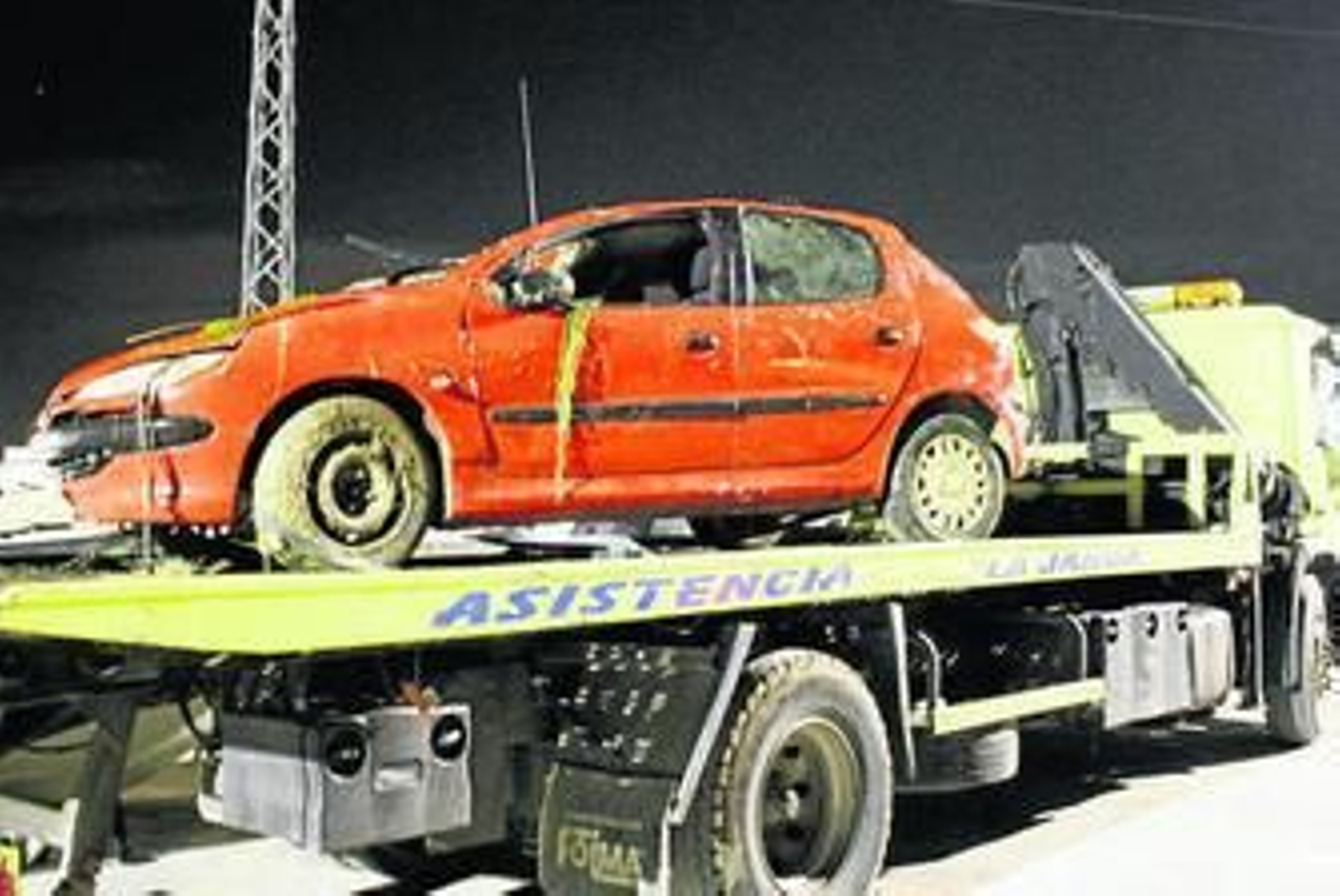 El vehículo accidentado, después de haber sido sacado del arroyo Salado.