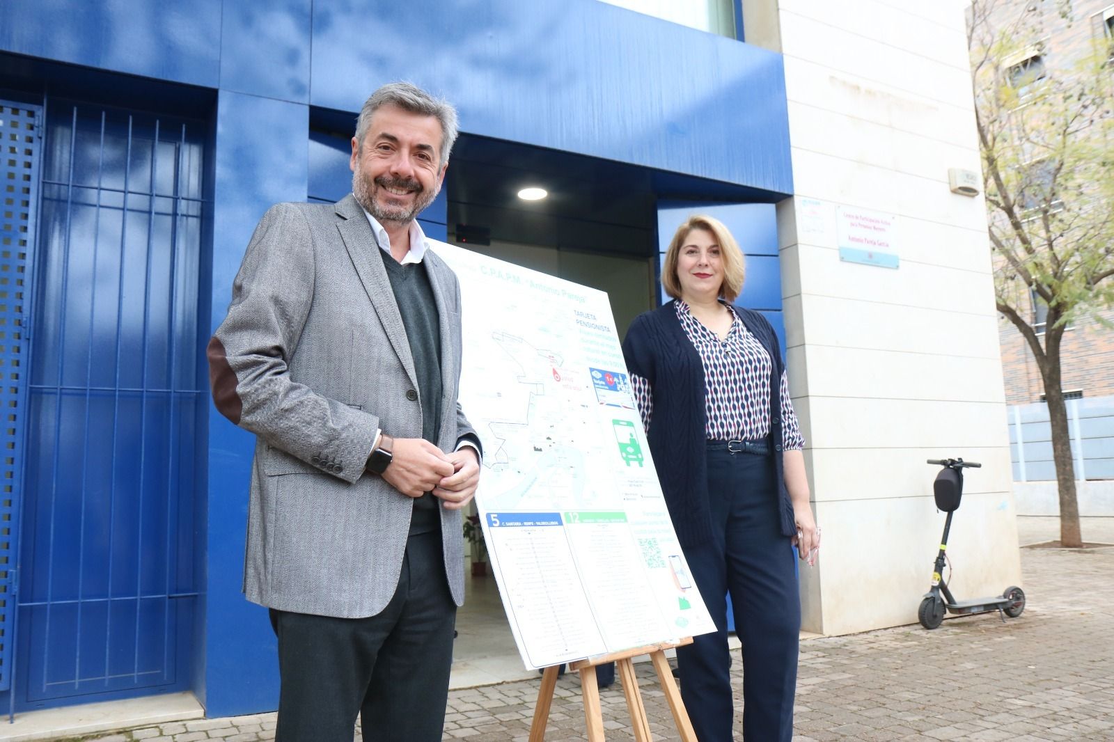 El presidente de Aucorsa, Miguel Ángel Torrico, y la concejala de Mayores, Eva Contador, presentan la inciativa en el Centro de Mayores Antonio Pareja.