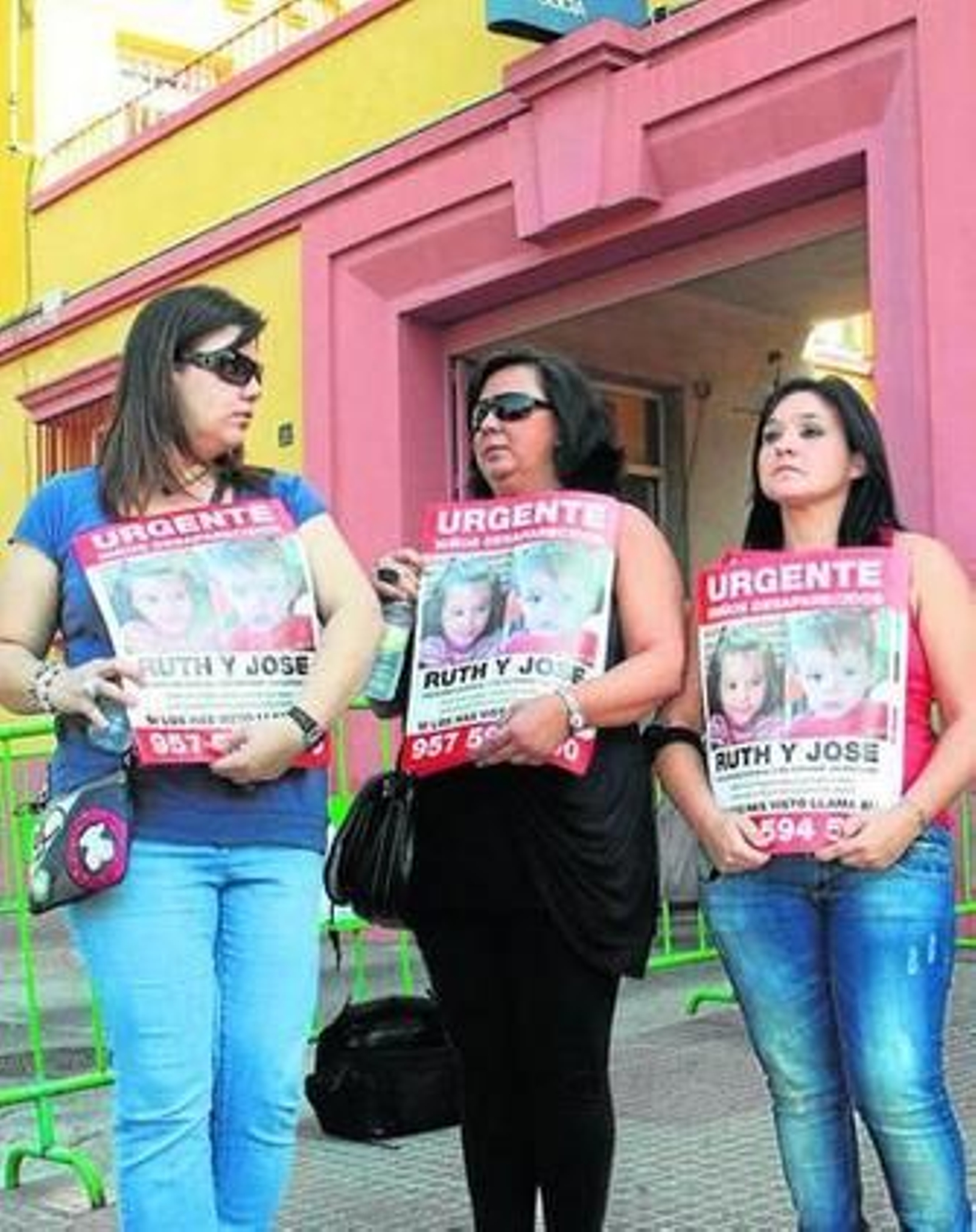 Allegados de la familia materna, en la puerta de la Comisaría.