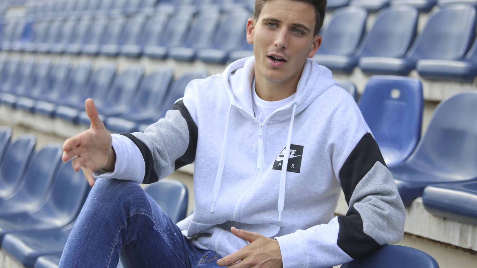 El central responde animadamente durante la entrevista.