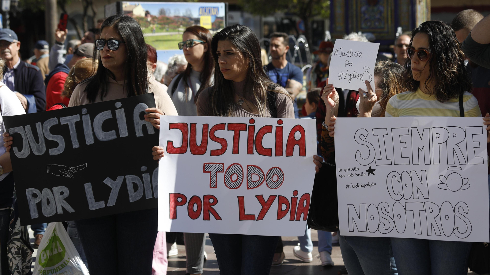 Las fotos de la concentración por la muerte de Lydia,  la niña nacida de forma prematura
