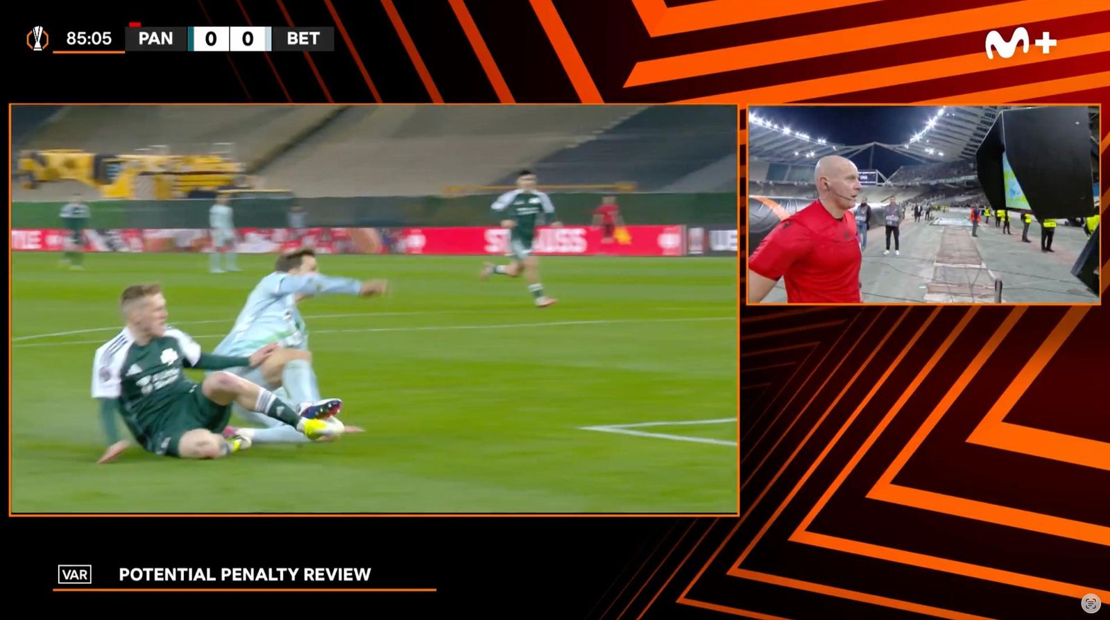 Diego Llorente en la acción del penalti sobre el atacante del Panathinaikos