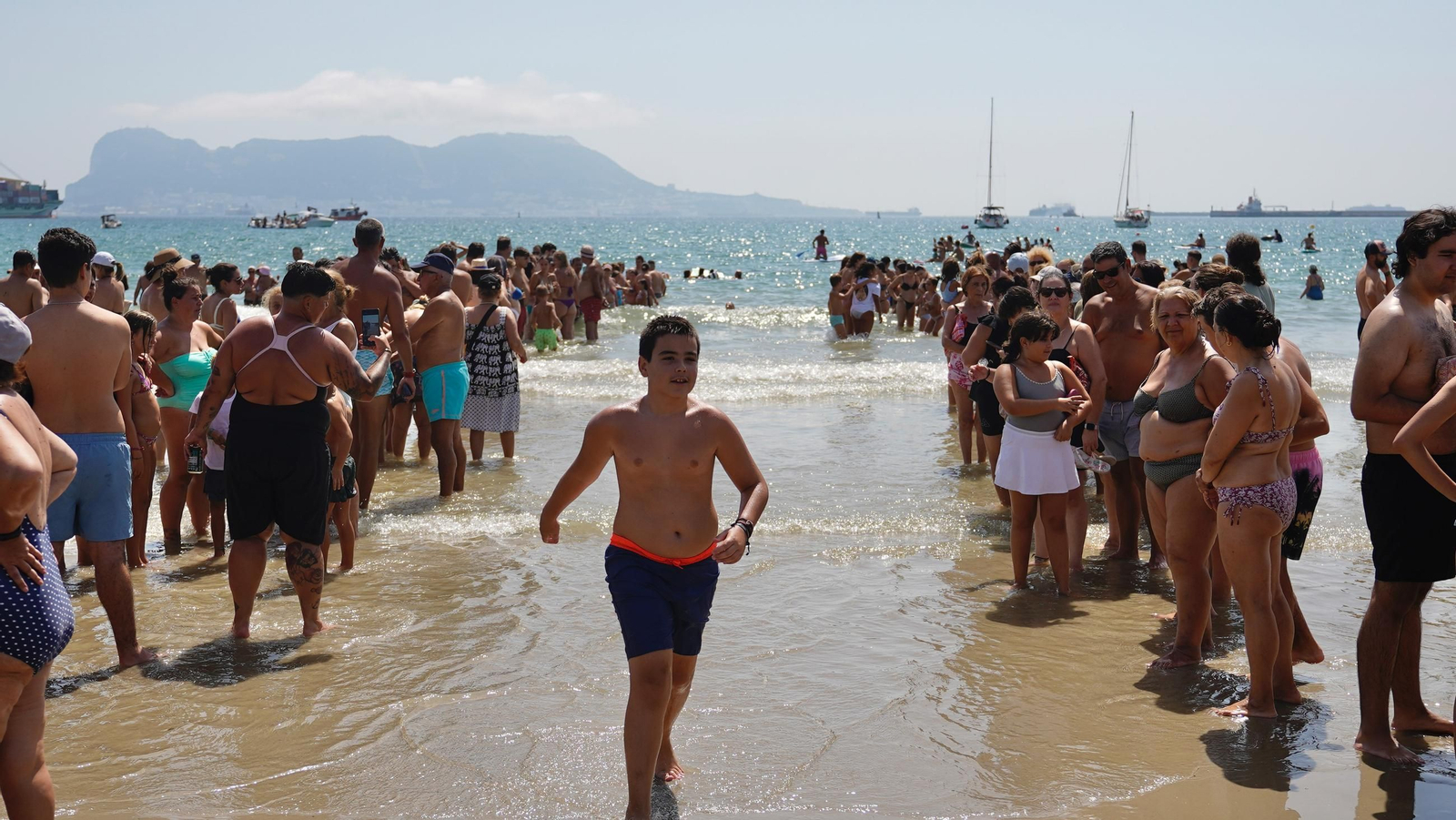 Fotos del ambiente en la playa de El Rinconcillo en la Romería Marítima de la Virgen de la Palma