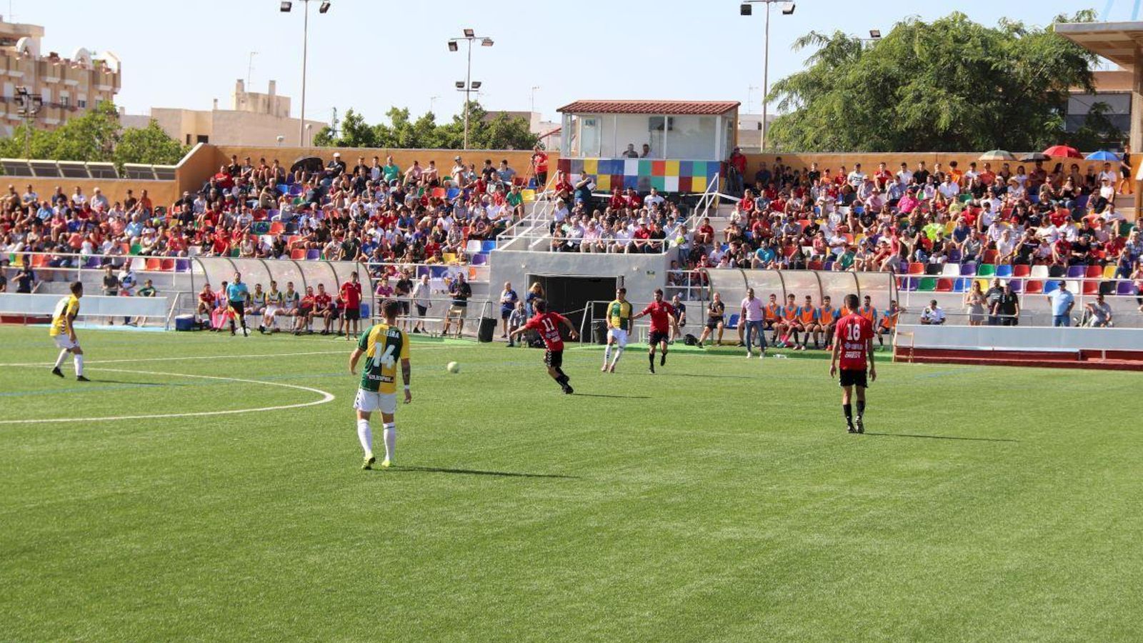 Panorámica del campo del Jove Español con la disputa de un partido.