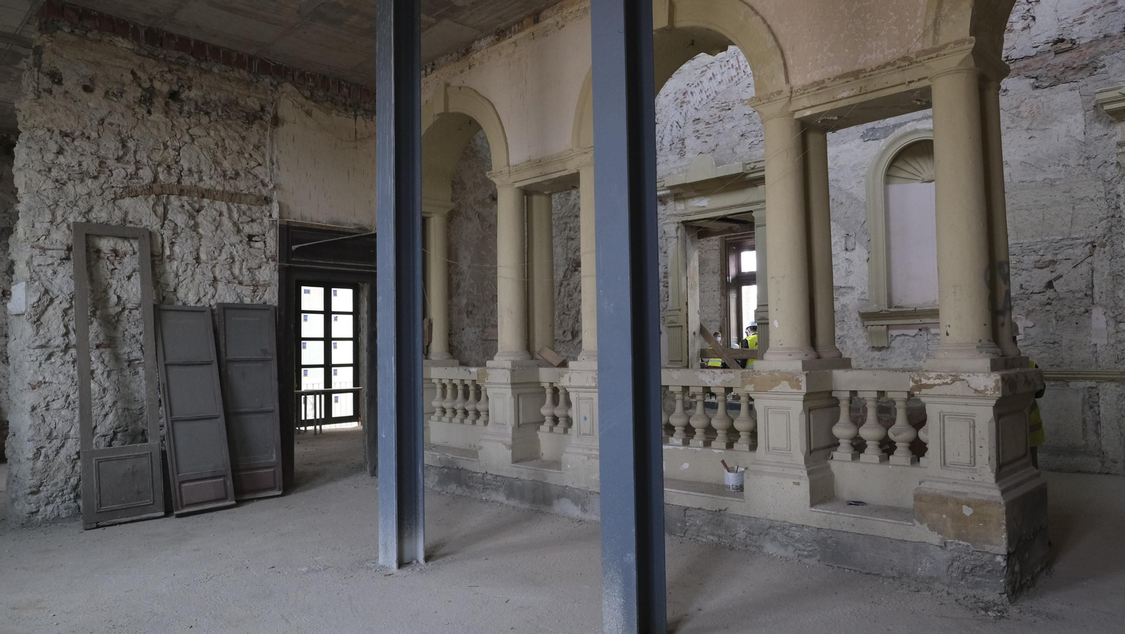 Fotogalería de la visita de Juanma Moreno a las obras del Ayuntamiento de Almería.