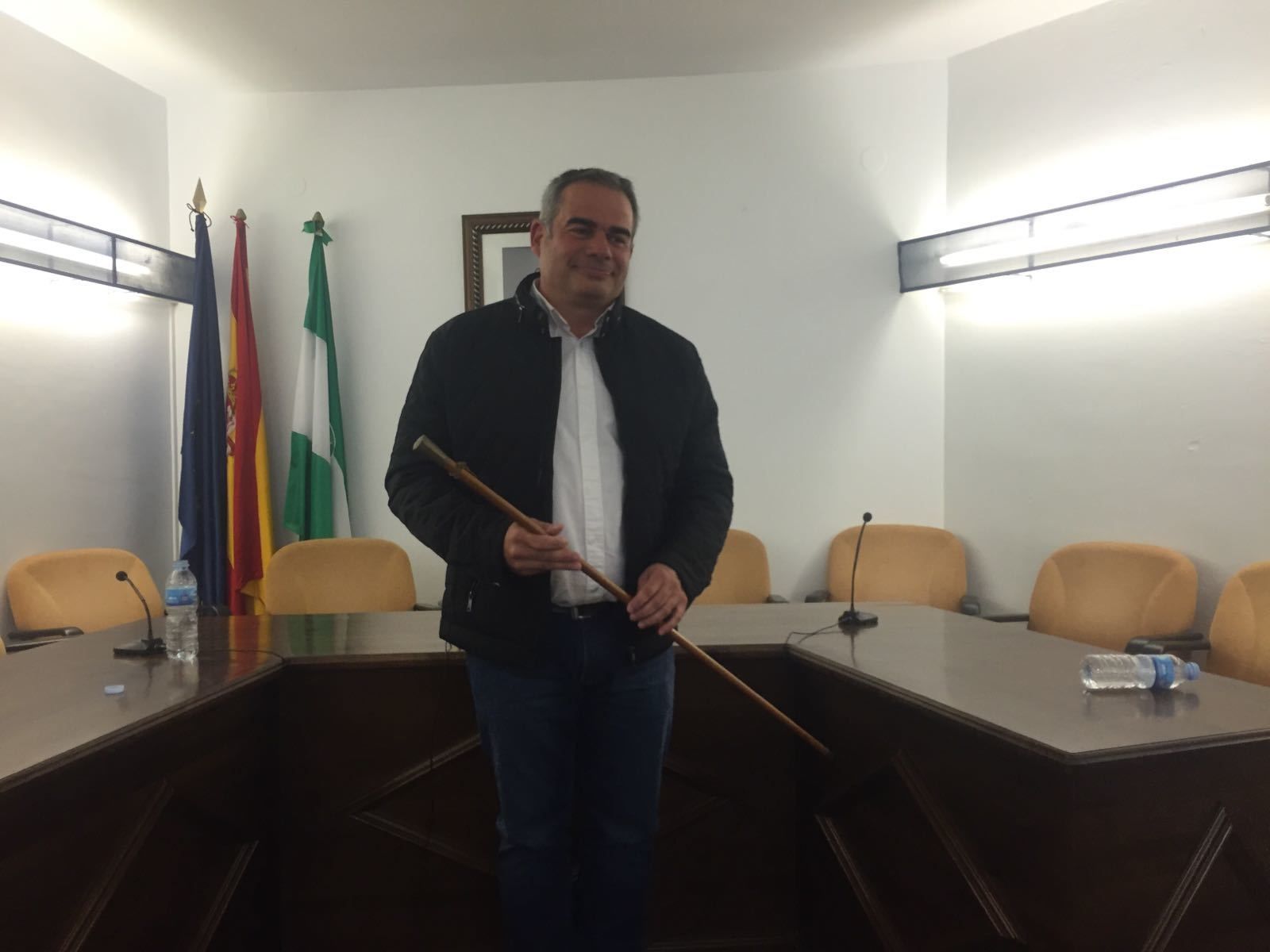 El socialista Alejandro Herrero con la vara de mando.