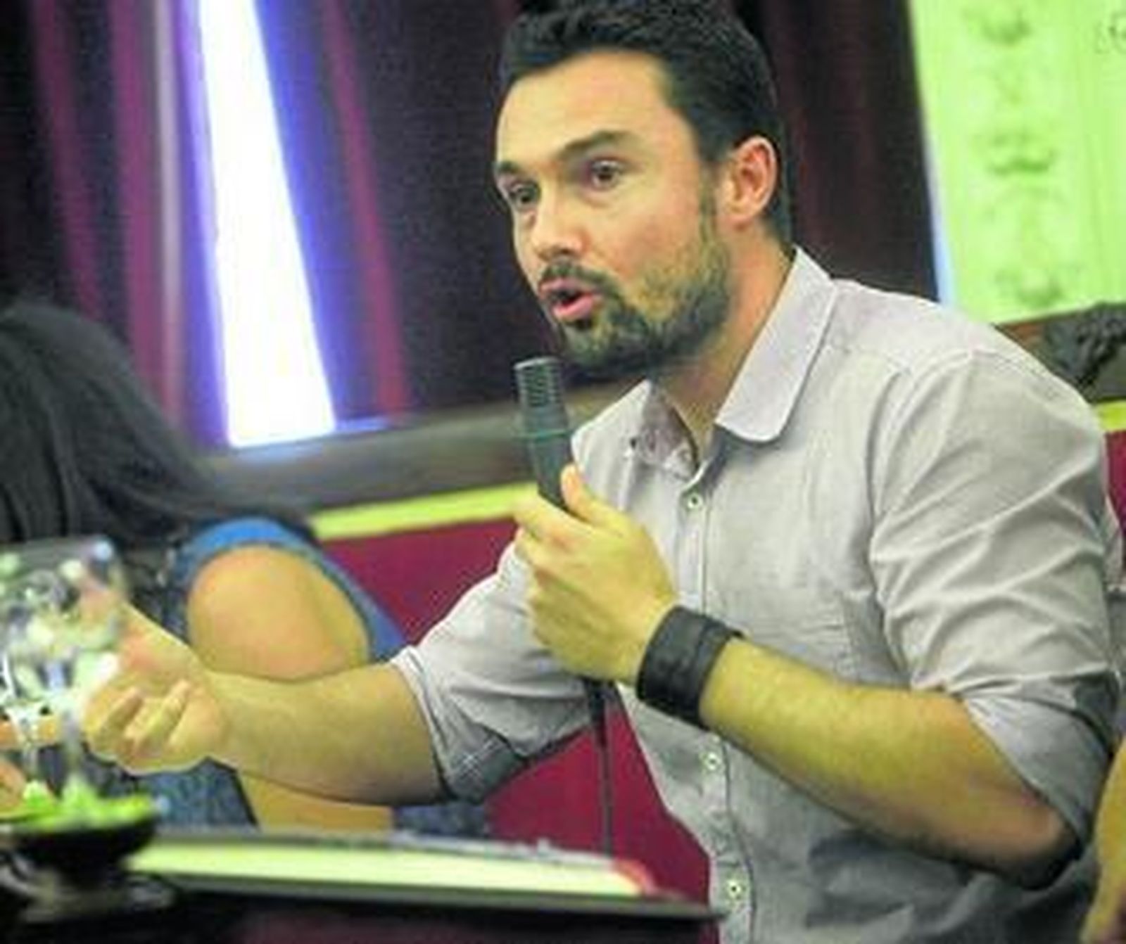 El portavoz de Ganar Cádiz en Común, Martín Vila, durante una de sus intervenciones en el pleno de ayer.