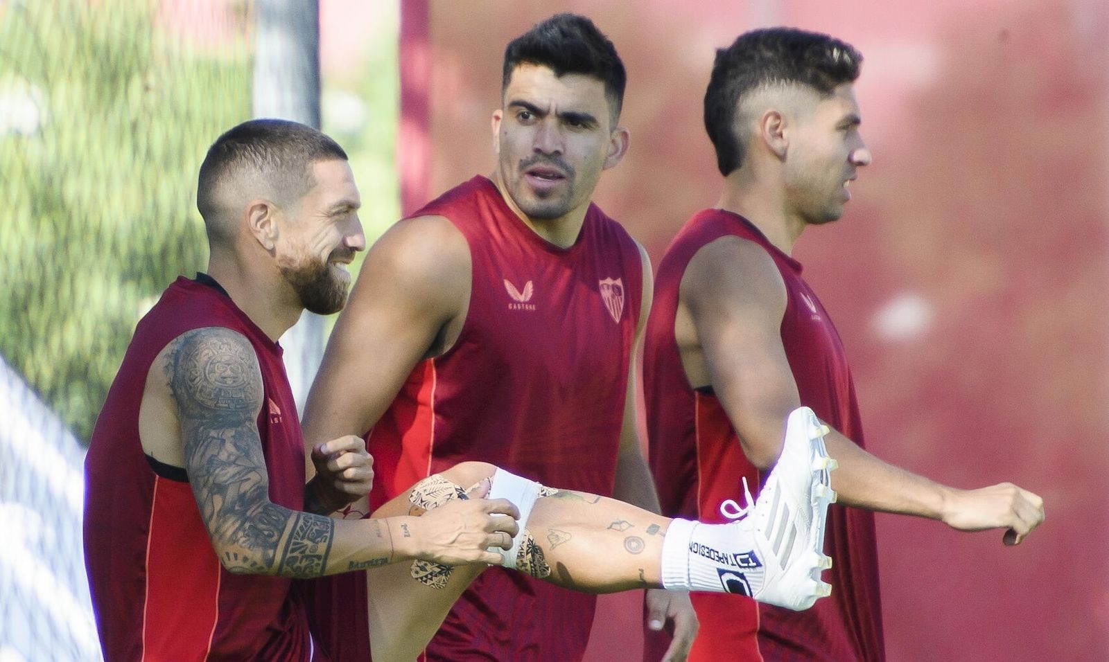 Los argentinos Papu Gómez, Acuña y Montiel, tres de los que pueden salir en este mercado veraniego.