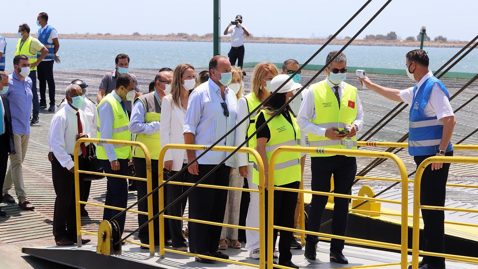 Las autoridades pasan el control sanitario.