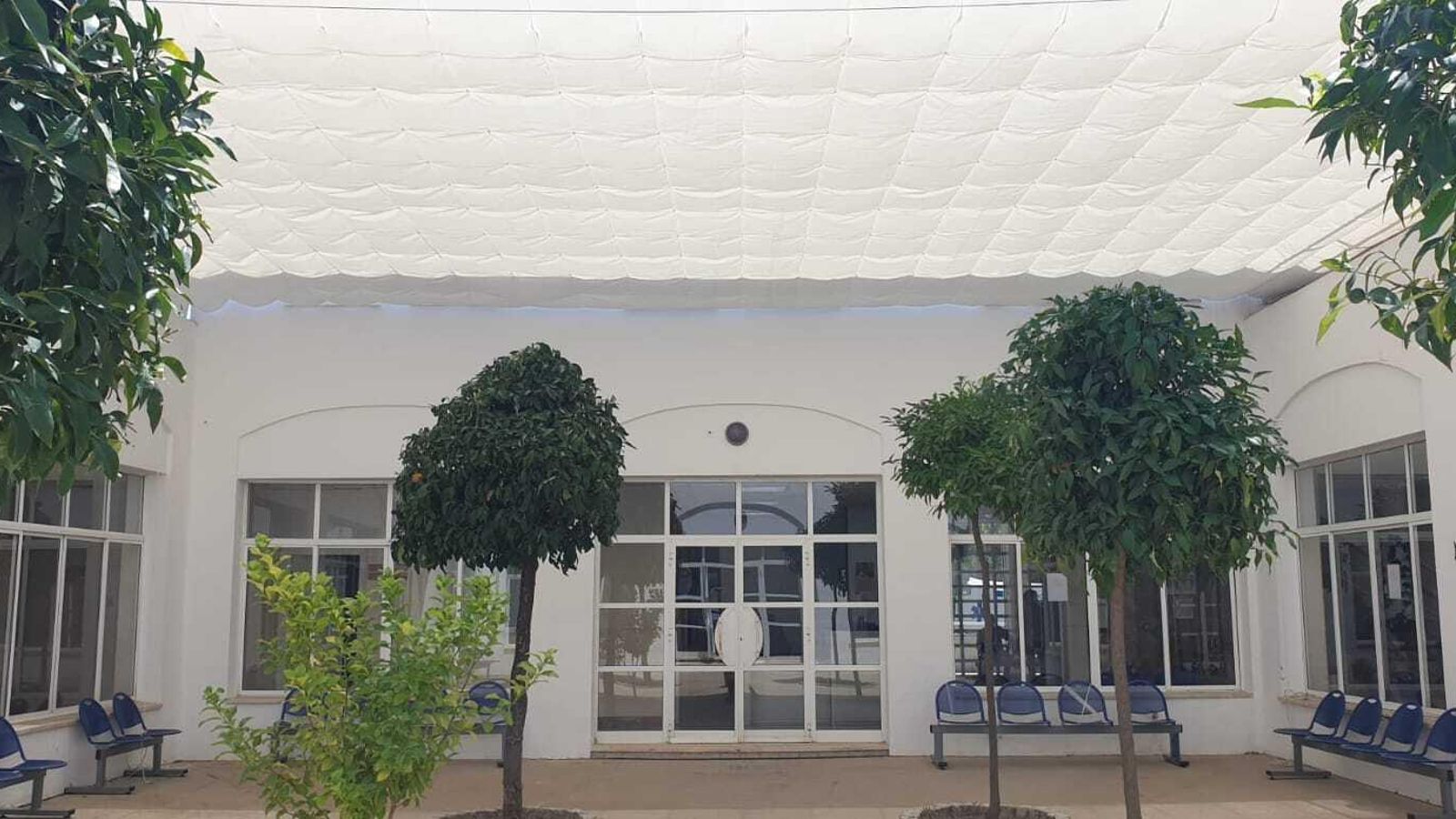 Los nuevos toldos instalados en el centro de salud de Pino Montano B.