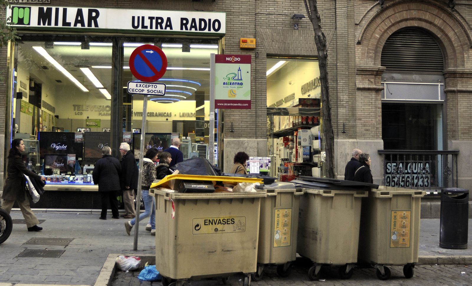 Varios contendores en fila en una calle del centro de Sevilla.