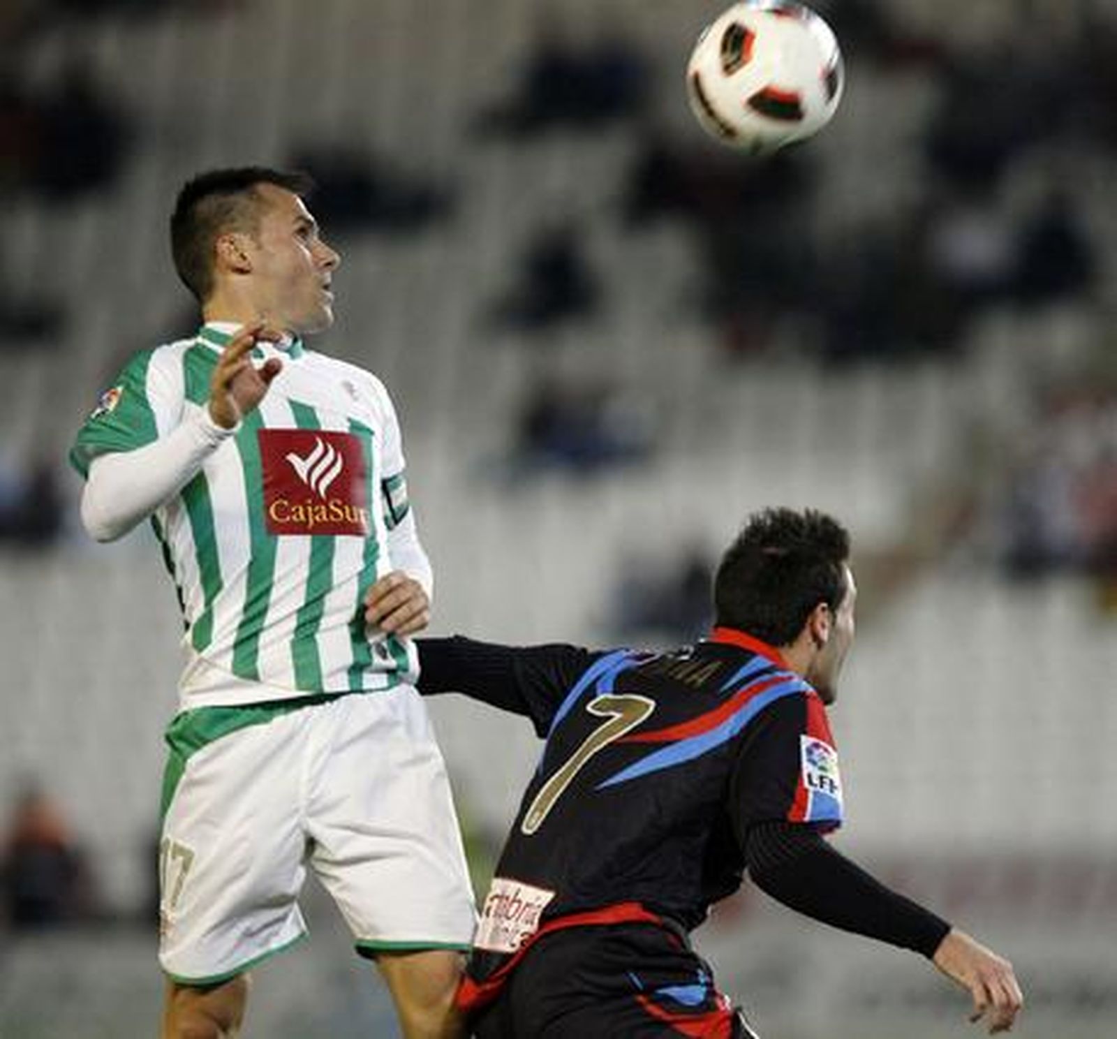 El Córdoba encarrila la clasificación para octavos de final de la Copa del Rey ante el Racing de Santander. / José Martínez