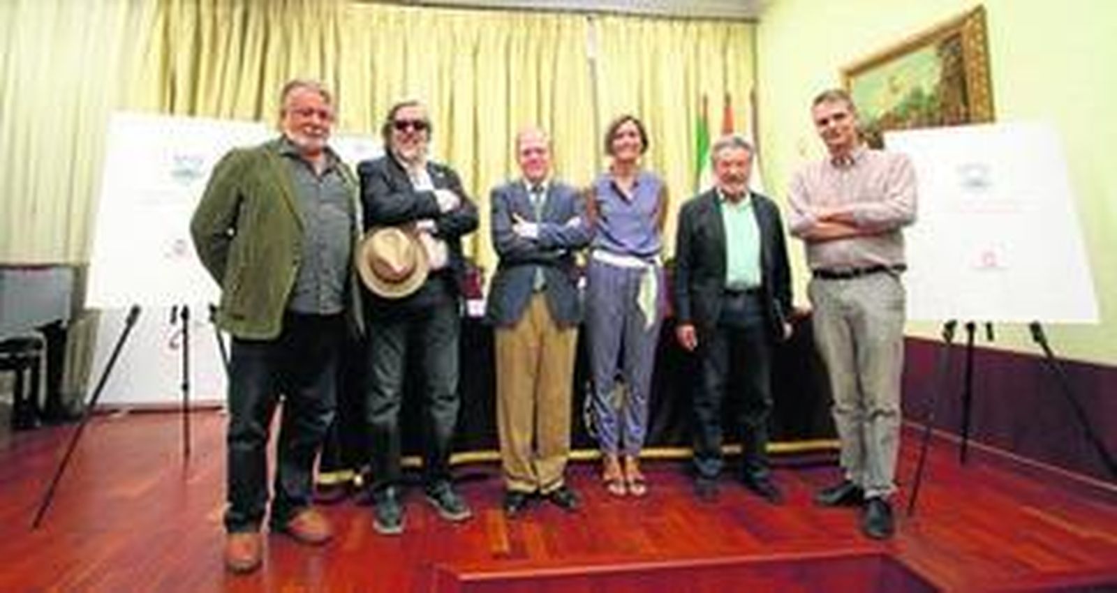 Alfredo Conde, Ramón Pernas, Alberto Máximo Pérez Calero, María Prior, Luis del Val y Miguel Ángel Matellanes, ayer en el Ateneo.