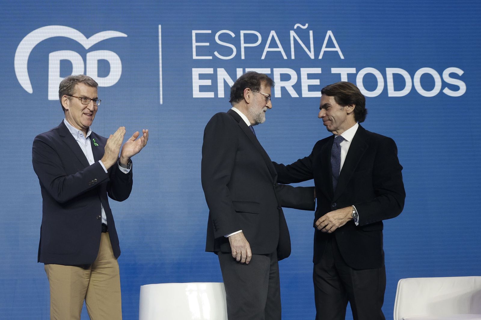 Feijóo aplaude a Rajoy y Aznar, que se saludan